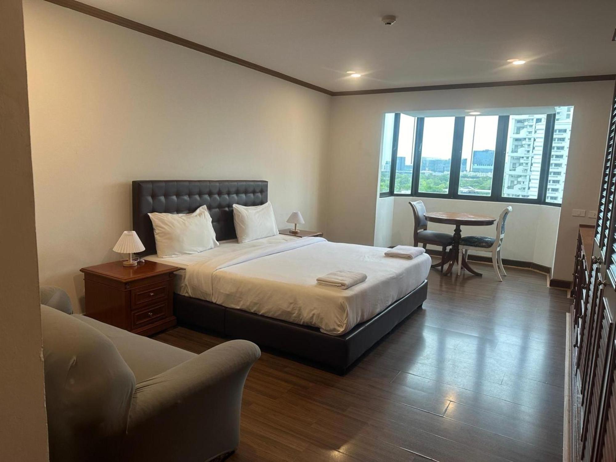 Rent Omni Tower Apartments Nana Bangkok - Prime Sukhumvit Location * Bangkok