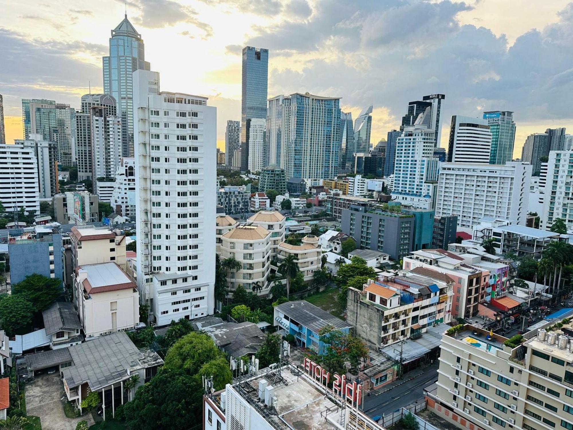 Apartment Rent Omni Tower Apartments Nana Bangkok - Prime Sukhumvit Location *