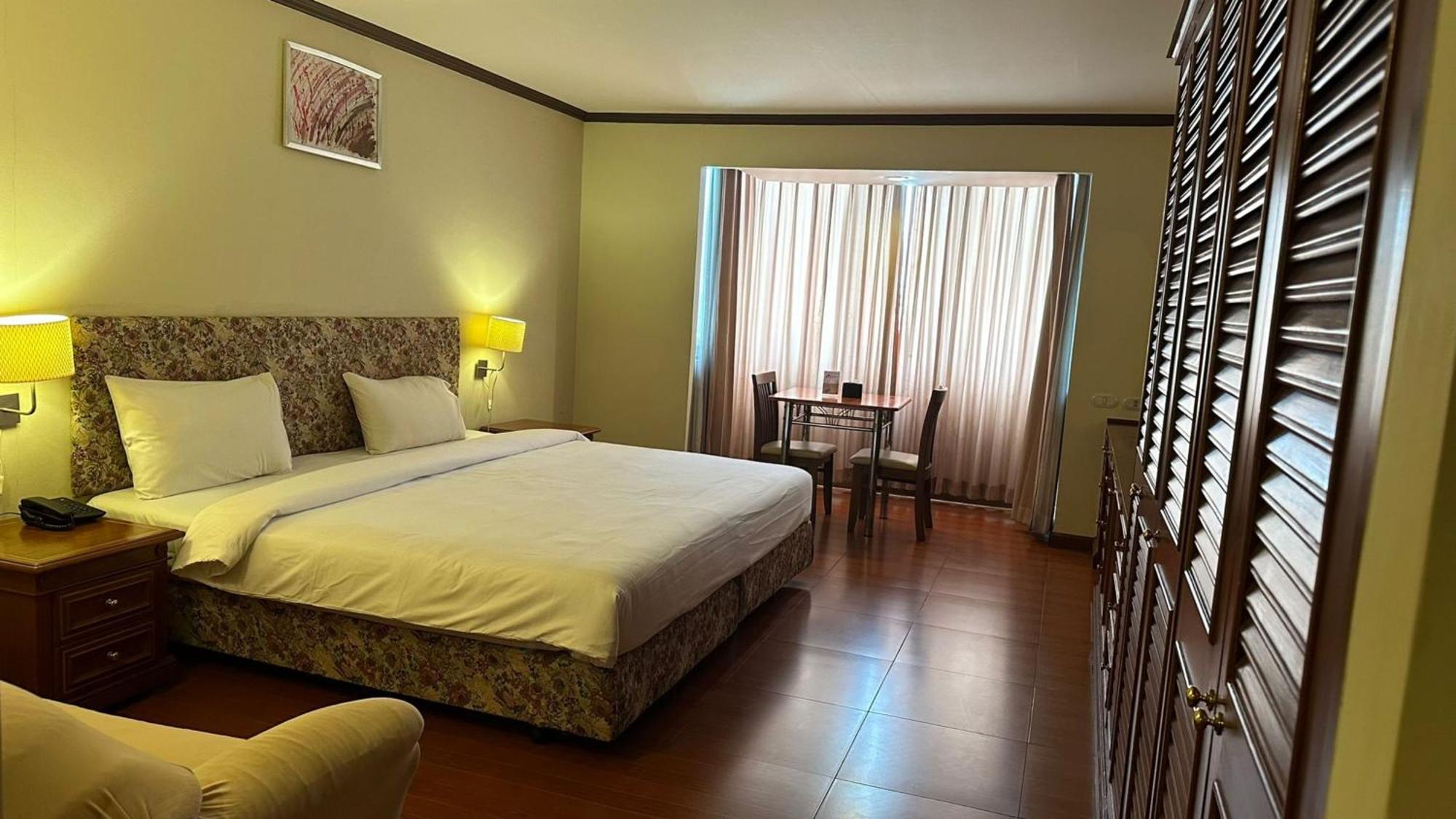 Rent Omni Tower Apartments Nana Bangkok - Prime Sukhumvit Location Apartment