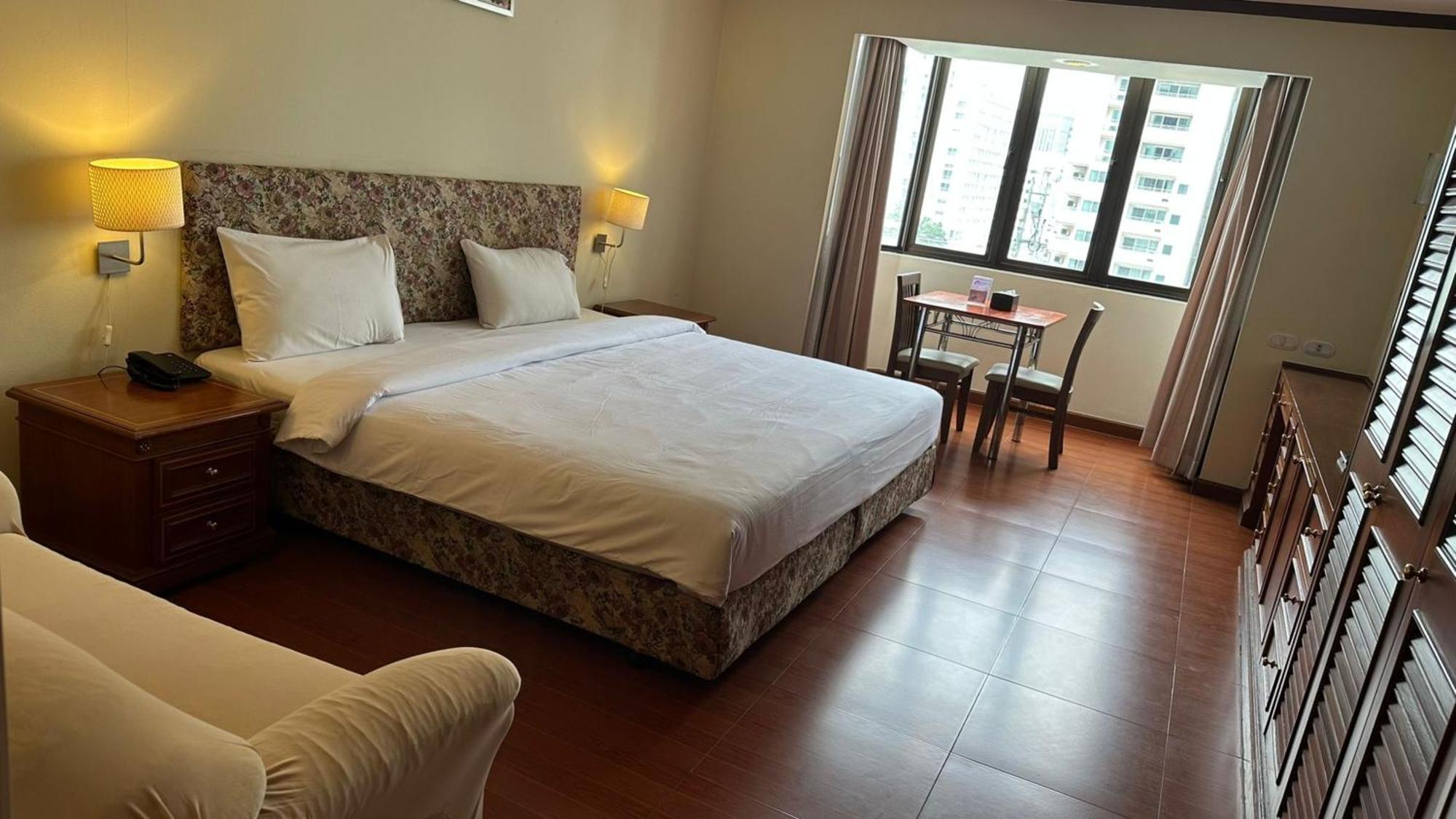 Rent Omni Tower Apartments Nana Bangkok - Prime Sukhumvit Location Bangkok